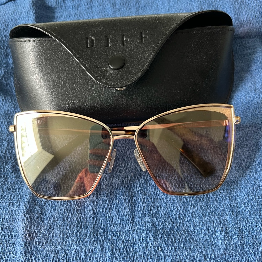 VGUC Diff Becky sunglasses with case black